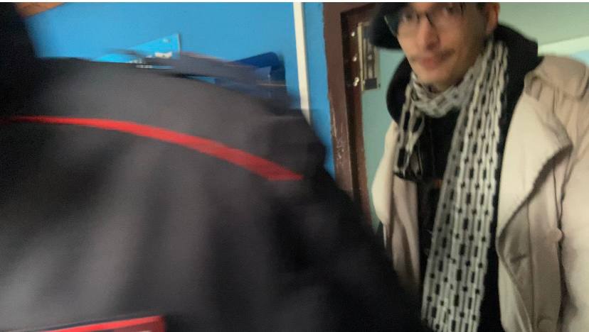 Акциониста Павла Крисевича задержали в Рязанской области Как сообщили в телеграм-канале Крисевича, его задержали на железнодорожной станции Милославская по подозрению в нападении на таксиста в городе Скопине 12 февраля. Художник никогда не был в этом городе, отметили авторы публикации. Его повезли в отдел полиции города Скопина для опроса и снятия отпечатков пальцев. В январе Крисевич вышел на свободу после отбытия наказания по делу о хулиганстве по политическому и идеологическому мотиву. Поводом для преследования художника стала его акция против репрессий на Красной площади летом 2021 года. Он два раза выстрелил в воздух шумовыми патронами из охолощенного аналога пистолета Макарова и сымитировал выстрел в себя. В конце апреля силовики провели обыск дома у Крисевича. По словам самого акциониста, следственные действия были связаны с уголовным делом против галериста Марата Гельмана. Фото: телеграм-канал Павла Крисевича Подписаться на «Новую-Европа»