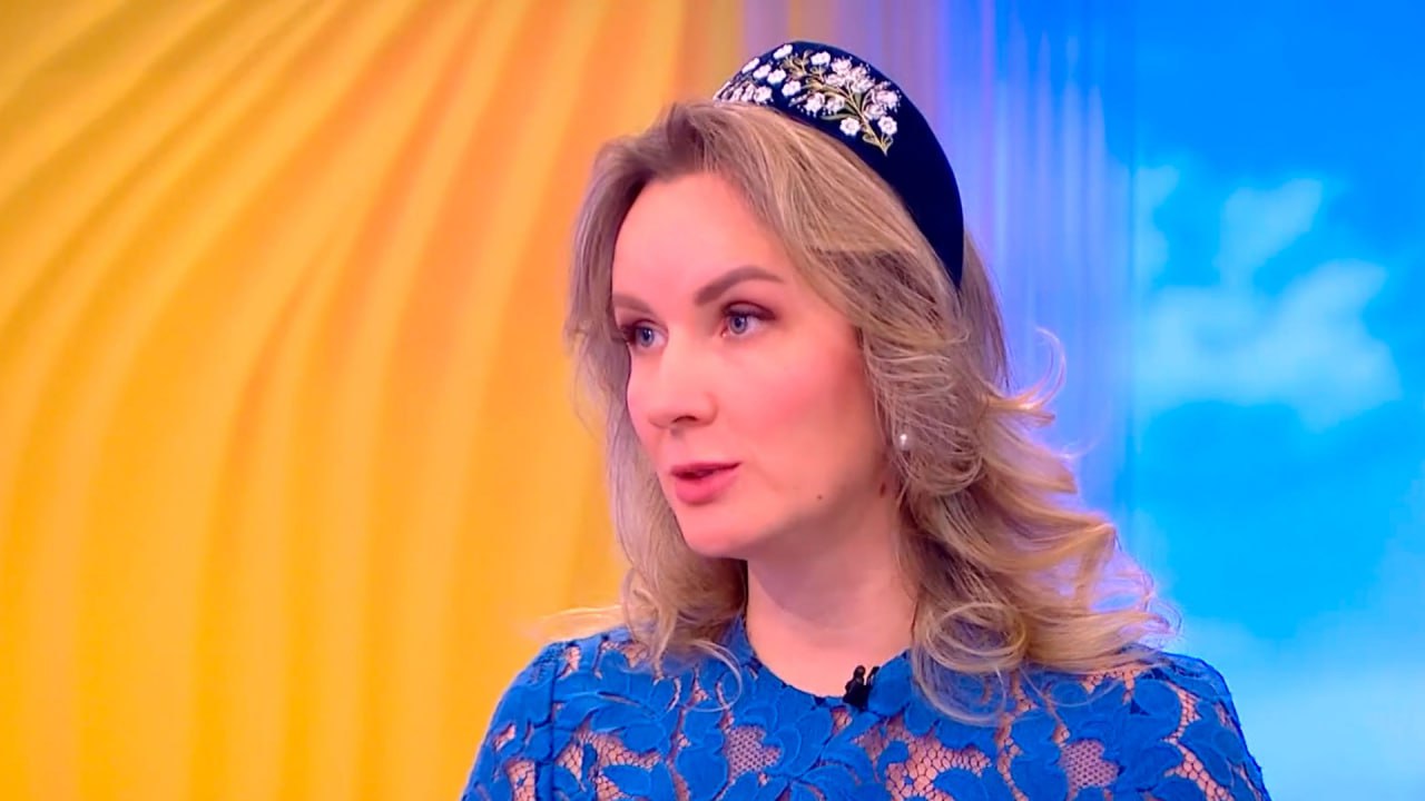 В школах введут журнал для учета конфликтов с учениками сообщила уполномоченный при президенте РФ по правам ребенка Мария Львова Белова в эфире России 1 Она уточнила что журнал нужен для общей статистики понимания особенностей специфики конфликтов и причин их возникновения Информацию в него будут вносить педагоги и руководители образовательных учреждений Конечно здесь есть свои особенности и конфиденциальная информация и законность того чтобы та информация которая находится в этом журнале например распространялась Чтобы не пропустить наши эксклюзивы Telegram MAX