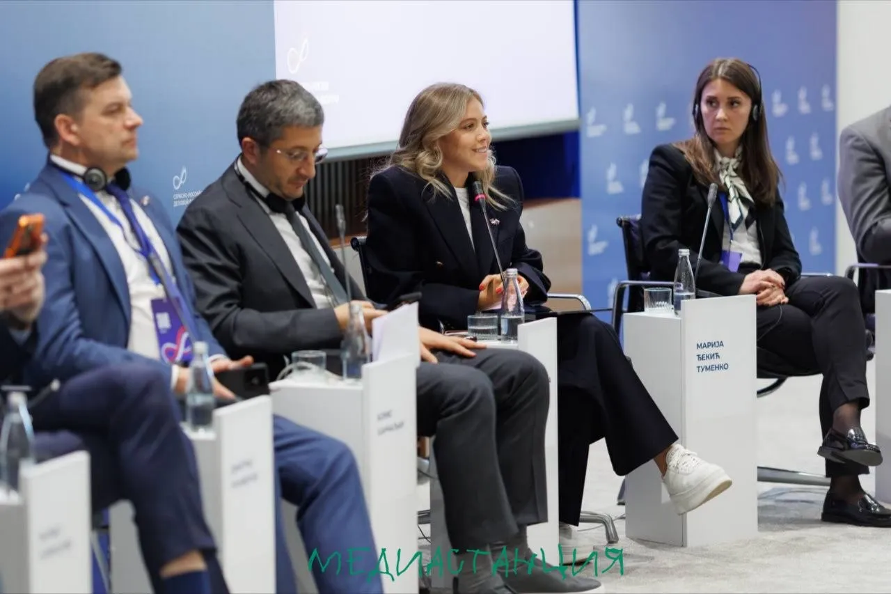 На форуме в Белграде делегация Газпром Медиа Холдинга наметила вектор сотрудничества с Сербией Пока Александр Жаров обсуждал с местным Минкультом дорожную карту по совместному кинопроизводству Алина Зиннатуллина гендиректор Инсайт Люди представила стратегию развития инфлюенс рынка Ключевое послание незатейливо и понятно в эпоху цифровой трансформации и внедрения ИИ главным драйвером остается человеческий капитал Зиннатуллина подчеркнула что Инсайт Люди резидентами которого выступают уже более 2800 лидеров мнений фокусируется на профессионализации блогеров Задачей организации является создание экосистемы лидеров мнений которым доверяет аудитория Именно через такие спецпроекты и нативные механики молодежь вовлекается в индустрию формируя безопасный и осознанный интернет Итог встречи в Белграде курс на запуск совместных медиапроектов и укрепление диалога между странами По мнению экспертов будущее индустрии зависит от умения авторов адаптироваться к новым вызовам и создавать контент сочетающий технологии и человеческие ценности mediastanciacom Медиастанция в MAX