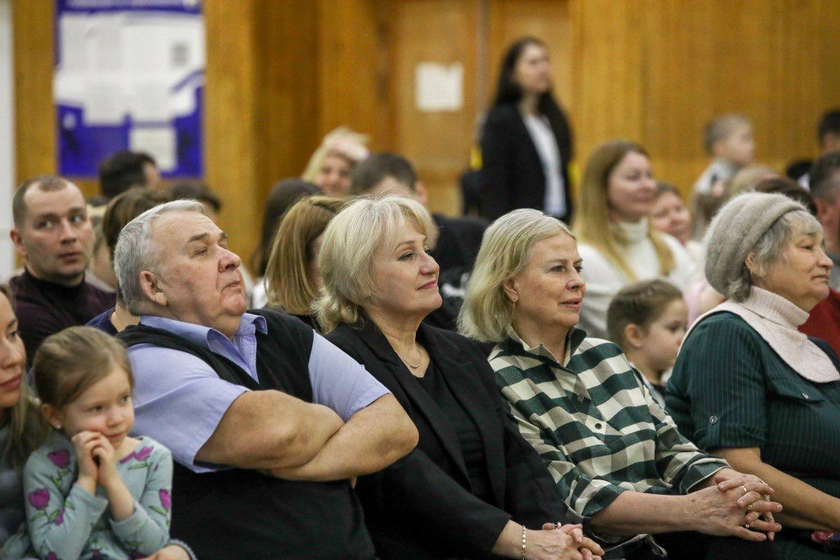 В столице НАО прошли соревнования по воздушной гимнастике «Крылья Арктики»  Почётным гостем соревнований стала титулованная спортсменка Кристина Руднева, мастерски выступающая на полотне. В её копилке достижений более 80 медалей, преимущественно золотых.  — Волнение всегда присутствует, боюсь за самые опасные элементы в программе. В нашем спорте это отрывные, когда мы полностью отрываемся от полотна и в полёте делаем кувырок. Я очень рада вновь показать свое выступление в Нарьян-Маре, мне тут очень нравится, — рассказывает Кристина.  Зрители, среди которых были родители участников и гости мероприятия, с замиранием сердца следили за юными гимнастами. Особенно впечатляющим было выступление семилетней Ярославы Лупандиной, выступающей на гимнастическом кольце. Несмотря на свой юный возраст, девочка демонстрирует мастерство.  — Я занимаюсь воздушной гимнастикой около 2 лет. Мне уже совсем не страшно выполнять упражнения на высоте. Я выступала на соревнованиях по воздушной гимнастике в Москве и заняла там восьмое место, — делится Ярослава.  Организатором соревнований выступила Федерация воздушной гимнастики НАО при поддержке Департамента внутренней политики. К судейству привлекли четырёх опытных арбитров, а также организовали показательные выступления от известного тренера Натальи Барсуковой и двух её учениц.  Успех «Крыльев Арктики» вдохновил спортсменов на новые достижения. Уже предстоящей весной юные гимнасты НАО планируют представить свои таланты на соревнованиях в Санкт-Петербурге.  Фото: Екатерина Эстер/НАО24