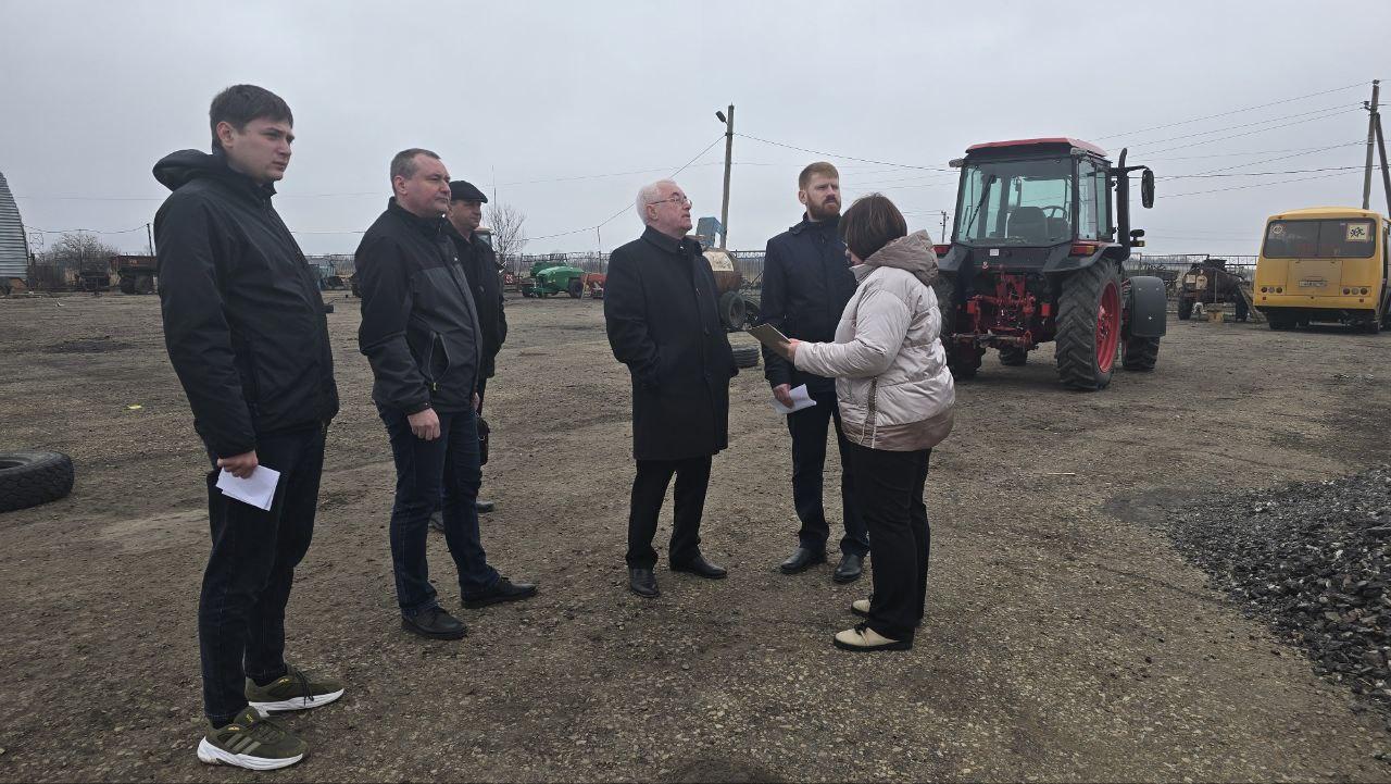 В Новосветловском аграрном колледже стартовало строительство трактородрома       В Новосветловском аграрном колледже построят трактородром для экзаменов и практики трактористов-машинистов.    Такие образовательные организации должны быть оснащены трактородром  закрытой площадкой  для обучения первичным навыкам вождения самоходных машин, а также вождения в условиях города.    Минсельхоз ЛНР совместно с ГКУ ЛНР «Служба автомобильных дорог Луганской Народной Республики» посетили Новосветловский колледж. Главной темой встречи стало обсуждение строительства трактородрома для проведения практических занятий и приёма экзаменов по управлению самоходной техникой.    Специалисты Минсельхоза ЛНР разъяснили требования к практическому обучению навыков вождения самоходных машин выполнения упражнений с учетом габаритных параметров и радиусов поворота, используемых в образовательном процессе учебных самоходных машин и других видов техники.    Уже начаты подготовительные работы: завезены асфальт и бетонные блоки, определены зоны для монтажа инфраструктуры.  «Наша задача — обеспечить студентов условиями, максимально приближёнными к реальным. Это сократит адаптационный период на производстве и повысит конкурентоспособность выпускников», - отметили представители Минсельхоза ЛНР.  ‼  Подробности предстоящего события -  на сайте