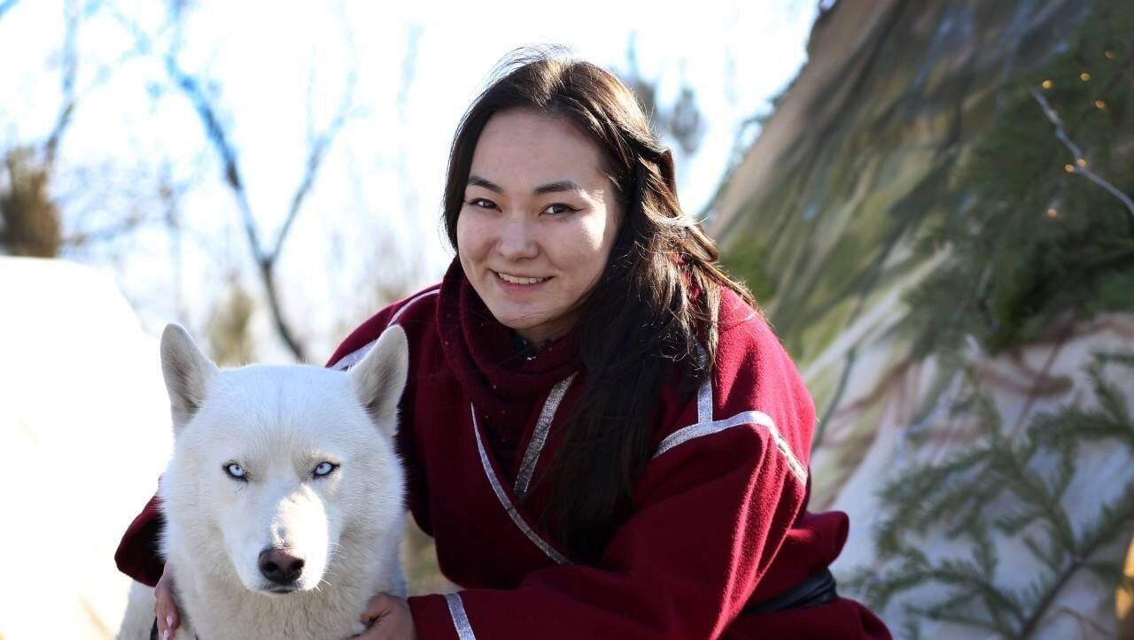 На платформе Акта даскавет появилась уникальная аудиотека кетского языка При поддержке Восточно Сибирской нефтегазовой компании ВСНК на цифровой платформе Акта даскавет открылся новый раздел аудиотека В нее вошли редкие записи старинных и современных песен на кетском языке который является единственным живым представителем енисейской языковой семьи Платформа Акта даскавет что в переводе означает Хорошо поговорим объединяет три ключевых направления онлайн библиотеку русско кетский переводчик и аудиотеку Последняя стала важным дополнением для тех кто изучает язык кето так как для его освоения критически важно слышать живую речь В компании отмечают что сохранение языка тесно связано с вопросами этногенеза С помощью лингвистических данных ученые могут установить родственные связи племен и их происхождение Кроме того язык является основой культурной идентичности и национального самосознания утрата которого равнозначна потере целого пласта общемирового наследия prmira news