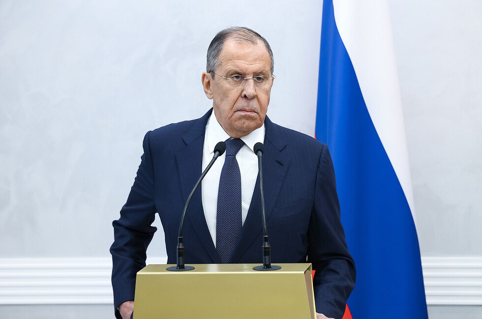 Лавров: РФ не оставит русскоязычных людей на Украине под властью Зеленского ДАН: Написать нам «На территории Украины, которая за пределами конституционных границ Российской Федерации, миллионы людей разговаривают на русском языке, он для них родной. Оставить их под началом хунты, запретившей даже разговаривать на русском языке, только думать еще не запретили, это будет как раз очень большим преступлением», — заявил глава МИД РФ. Он назвал иллюзорными надежды киевского режима на то, что после прекращения боевых действий остатки Украины будут жить по тем антирусским законам, которые он напринимал. Читать полностью
