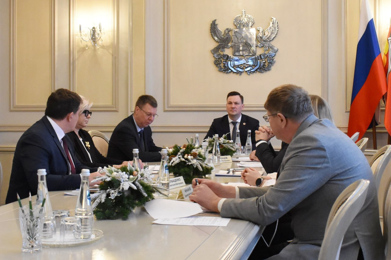 Зампред Правительства Воронежской области Константин Кузнецов принял участие в 41 м заседании Федерального штаба по газификации которое провёл заместитель Председателя Правительства РФ Александр Новак Совещание прошло в формате видеосвязи с участием федеральных ведомств Газпрома и регионов страны Главная тема итоги программы догазификации и планы на будущее По поручению Президента России к 2030 году газ должен прийти в 1 6 млн домовладений а к 2036 му уже в 3 млн Уже сегодня программа показывает рекордные темпы газ подведён к 1 1 млн домов в 2025 году выполнено 337 тысяч подключений это пиковый показатель за всё время реализации Воронежская область в числе регионов с высокими темпами Газ впервые подан в 9 населённых пунктов для почти 22 тысяч домовладений создана техническая возможность подключения От жителей принято около 24 тысяч заявок 86 договоров уже исполнены Подробнее   govvrn ru news 2026 01 23 11028 Правительство Воронежской области Подписаться на канал в МАХ