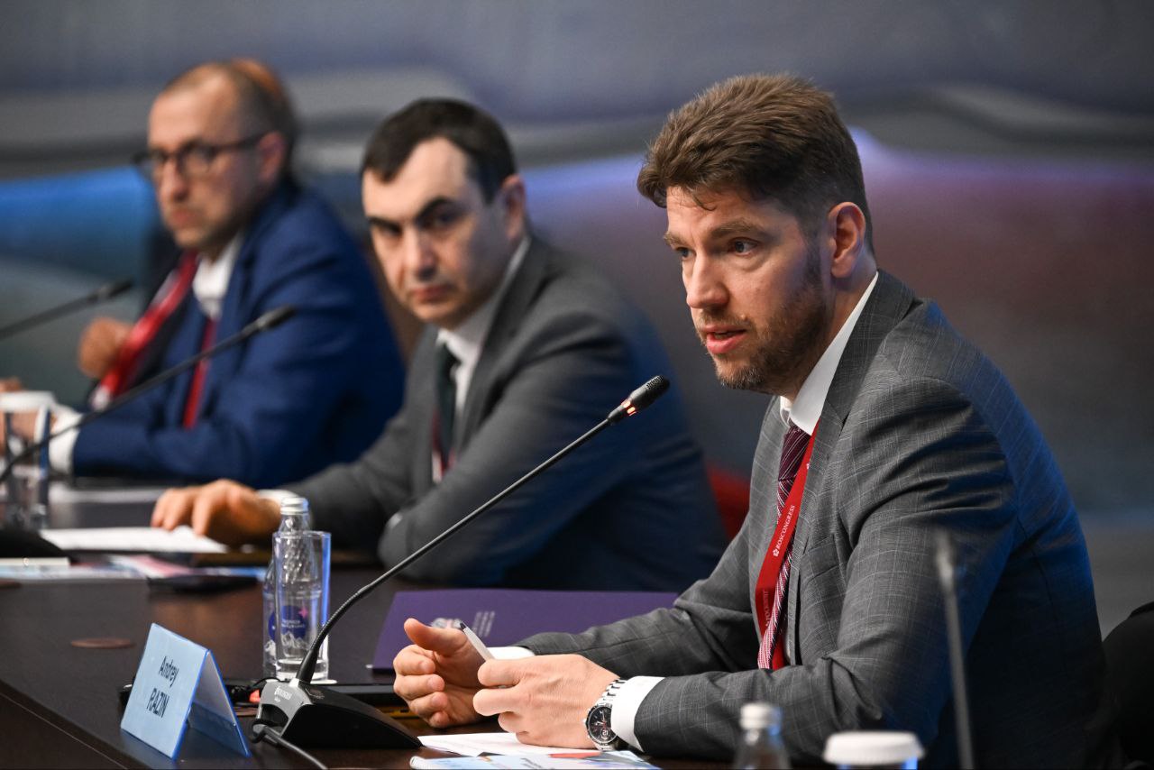 Минсельхоз России прорабатывает вопрос возобновления экспорта риса. Об этом заявил замглавы ведомства Андрей Разин в ходе обсуждения стратегии развития АПК СКФО на Кавказском инвестиционном форуме. Вопрос сбыта риса-сырца подняла дагестанская делегация, от которой в мероприятии приняли участие зампред Правительства РД Нариман Абдулмуталибов и врио министра сельского хозяйства и продовольствия РД Зураб Куччаев. Вице-премьер напомнил, что в 2024 году в Дагестане было собрано 165 тыс. тонн риса, часть которого направлена на переработку, реализована в другие регионы, в социальные учреждения, объекты ВПК. При этом около 50 тыс. тонн еще остаются у аграриев. Чтобы избежать сокращения площадей под этой культурой в республике, Нариман Абдулмуталибов попросил помочь в реализации риса-сырца. «Мы сигнал со стороны республики подтверждаем...вопрос будет как-то урегулирован», — ответил Андрей Разин. Он добавил, что Минсельхоз РФ может рассмотреть вопрос возобновления экспорта риса после сбора урожая.