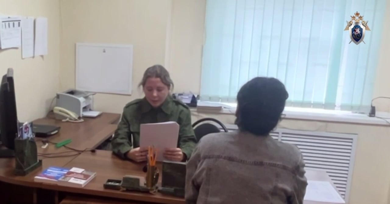 Экс воспитателю детсада Челябинска вынесли приговор за жестокость к детям Тракторозаводский райсуд приговорил бывшую воспитательницу детского сада 251 которая грубо вела себя с малышами к исправительным работам Ее признали виновной в неисполнении обязанностей по статье 156 УК РФ Приговором суда виновной назначено наказание в виде 10 месяцев исправительных работ с удержанием 10 заработка в доход государства условно с испытательным сроком 1 год уточнили в ведомстве После получения приговора областная прокуратура оценит его законность В суде установили что с января по апрель прошлого года 37 летняя челябинка наносила удары по лицу и голове воспитанников а также применяла к ним и другое насилие Пострадали семь малышей которым было около двух лет Остальные дети были напуганы поведением женщины Подписаться на vecherchel   Поддержать Читать в Мах