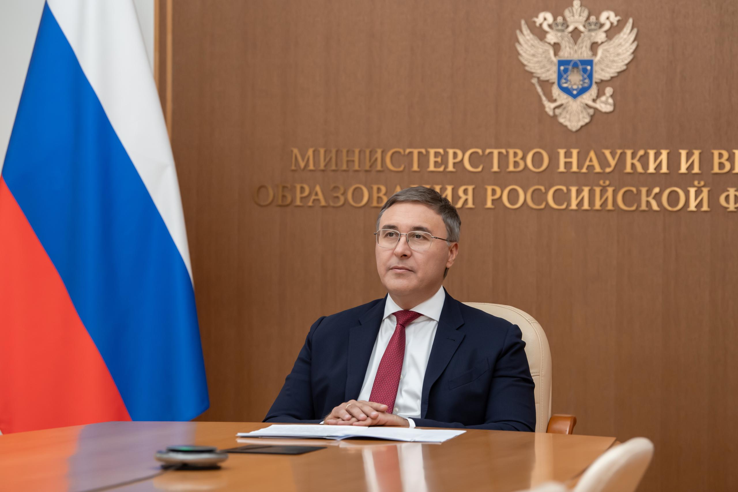 Валерий Фальков принял участие в стратегической сессии посвященной разработке модели университета технологического лидерства В течение двух дней ректоры ведущих вузов индустриальные партнеры и эксперты на площадке Самарского государственного медицинского университета работают над подходами к созданию модели вуза способного стать национальным технологическим лидером К пленарному заседанию стратегической сессии Модель университета технологического лидерства принципы политики результат по видеосвязи подключился глава Минобрнауки России Валерий Фальков Министр поблагодарил СамГМУ и Газпромбанк за организацию стратсессии а ее участников за неравнодушное отношение вовлеченность и личное участие Он отметил что далеко не каждый университет способен по настоящему участвовать в проектах технологического лидерства но обязательно должен стремиться к этому С другой стороны такое же пристальное внимание надо сохранять к вопросам науки и развитию исследовательского потенциала вузов добавил глава Минобрнауки Уважаемые коллеги хотел бы сориентировать вас на то чтобы вы не просто обменялись мнениями а сформулировали конкретные предложения по итогам сессии Это будет серьезным подспорьем в нашем общем деле подчеркнул Валерий Фальков Также глава Министерства пригласил участников стратегической сессии на Большую конференцию Приоритет технологическое лидерство которая пройдет 27 октября и приурочена к пятилетию программы Приоритет 2030 Основная цель конференции задать вектор развития университетов и необходимые действия для синергии в ходе реализации национальных проектов технологического лидерства МАХ ВК ДЗЕН
