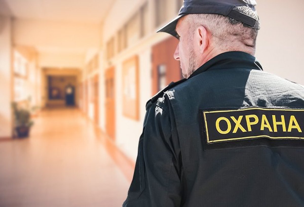 Хабиров призвал отключить эмоции и решить задачи безопасности школ Эмоции надо убрать голову включить и решить главную задачу Надо подумать об усилении системы безопасности в наших школах подчеркнул Радий Хабиров Этим мы уже занимаемся о конкретных мерах доложим Сейчас уже на уровень повышаем безопасность в наших школах Слава богу мы обошлись без чрезвычайных тяжелых последствий Еще одной мерой руководитель региона назвал профилактику По школе если подтвердится факт буллинга и что школа не придавала значения будем принимать кадровые решения Если в школе допускают такое и это приводит к тяжелым последствиям значит мы должны с этими людьми прощаться На данный момент определенная информация уже формируется по опросам учащихся Когда картинка окончательная будет мы примем соответствующее решение сказал Глава республики Напомним 3 февраля около 11 часов в дежурную часть управления МВД России по Уфе поступило сообщение о происшествии в гимназии 16 По указанному адресу незамедлительно прибыли сотрудники полиции Росгвардии и других экстренных служб По предварительной информации один из учеников 9 класса прошел на урок с пластиковым пневматическим автоматом Он сделал несколько выстрелов в учителя и трех одноклассников а затем взорвал петарду Прибывшими сотрудниками патрульно постовой службы полиции совместно с сотрудникам Росгвардии он был задержан Источник Башинформ UFA RB Подписаться Прислать новость Подпишитесь на нас в МАХ