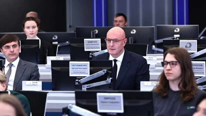 Команда школьников Новосибирска представила город на Всероссийской олимпиаде по искусственному интеллекту 2026 года Ее возглавил педагог лицея 22 Надежда Сибири Юрий Кириленко В этом году завершаются работы по созданию такого центра дополнительного образования в школе 82 Дзержинского района В левобережье открыть IT Куб планируется на базе новой школы которая будет построена в микрорайоне Ясный берег прокомментировал мэр Новосибирска Максим Кудрявцев Ребята презентовали два проекта Первый связан с системой модерации онлайн трансляций Graim AI и технологией анализа аэросъемки с БПЛА и распознавания объектов в реальном времени SefixDrones Второй это система автоматического анализа кода KeyClose AI которая находит уязвимости и помогает их устранять Фото правительство Новосибирской области federalpress   Мы в MAX