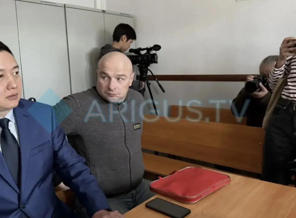 Выжившему в Охотском море Михаилу Пичугину вынесли приговор Точку в резонансном деле поставил Октябрьский районный суд Улан Удэ Напомним мужчину судили по двум статьям нарушение правил эксплуатации водного транспорта и подлог документов Два года назад он вместе с братом и племянником отправился в путешествие Шантарские острова но из за поломки мотора они застряли в открытом море После двухмесячного дрейфа выжил только Михаил Сегодня 14 апреля Октябрьский районный суд Улан Удэ наконец вынес приговор Михаила Пичугина приговорили к трем годам принудительных работ и штрафу в размере 40 тысяч рублей   Канал Ариг Ус в MAX