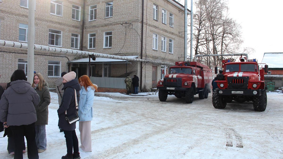 В рабочем поселке Сараи из административного здания эвакуировали всех сотрудников – всего 58 человек. Причиной стало задымление.  Как рассказали в пожарной части, из-за короткого замыкания в электрощитке начала плавиться изоляция, прямого возгорания не было.   На место происшествия прибыли все аварийные службы района. Электрики сразу же отключили вводной кабель. Из-за едкого дыма работа учреждений, которые находятся в административном здании, на время приостановлена.