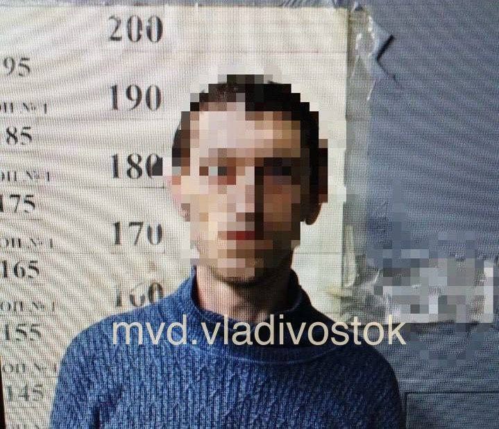 Во Владивостоке задержали рецидивиста, похитившего деньги у 75-летнего пенсионера В дежурную часть отдела полиции Советского района поступило заявление 75-летнего жителя Владивостока, который сообщил о краже кошелька с деньгами. В ходе проверки полицейскими установлено: пенсионер шёл в аптеку, у входа к нему подошел неизвестный мужчина и незаметно похитил кошелек. Сумма ущерба, причиненного потерпевшему, составила 10 тысяч рублей. Оперуполномоченными уголовного розыска отдела полиции N6 УМВД России по городу Владивостоку задержан подозреваемый в совершении кражи. Им оказался 39-летний ранее неоднократно судимый за имущественные преступления житель Владивостока. Возбуждено уголовное дело.