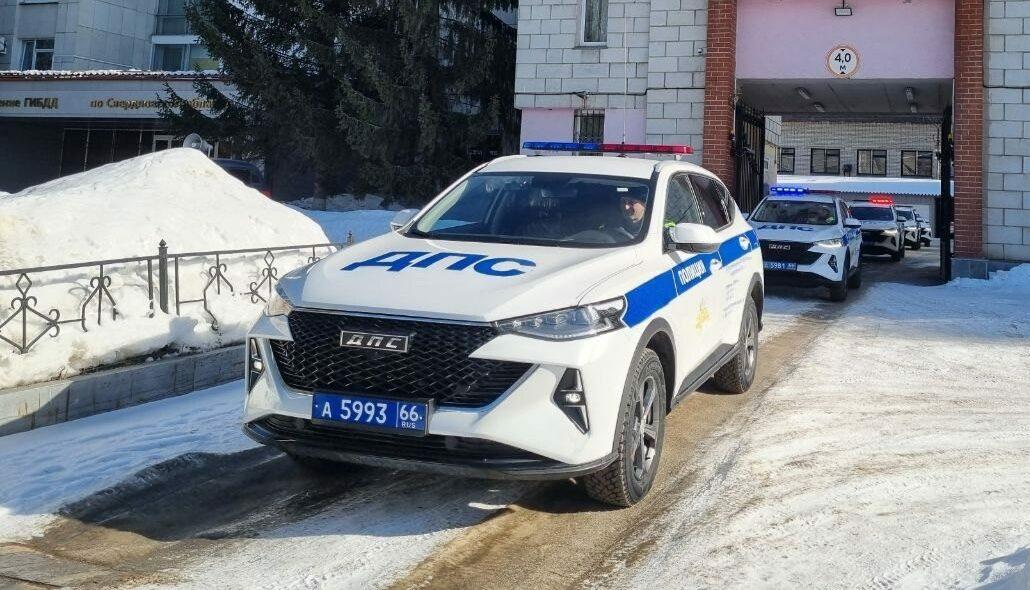 Госзакупки автомобилей тоже снизились.  По 223-ФЗ и 44-ФЗ в первом полугодии в результате 3 836 тендеров было куплено новых легковых автомобилей и LCV на 18,2 млрд руб.: на 15% меньше тендеров и на 18% – денег к АППГ  «Ведомости» .  Это не значит, что крантик бюджетных закупок прикручен – в системе «Тендерплан» отражаются только публичные данные:  • группа ГАЗ – 10,3 млрд руб.  -21% к АППГ ; • «Лада» – 4,3 млрд руб.  -20% ; • УАЗ – 2,3 млрд руб.  -40% ; • Haval – 1,8 млрд руб.  +50% ; • «Москвич» – 714,2 млн руб.  +60% ; • «Соллерс» – 654 млн руб.  рост в 3,3 раза ; • Xcite – 271,7 млн руб.; • «Аурус» – одна закупка на 54,2 млн руб.  представительство Хабаровского края .  По общему правилу, приобретение импортных автомобилей по 44-ФЗ не допускается, но в 223-ФЗ подобных ограничений не установлено.  В перечне марок, рекомендованных Минпромторгом, входят 15 брендов. Брендам Evolute, Citroen  производства калужского завода , Voyah и автоторовским Kaiyi, BAIC, SWM и «Амберавто» бюджетных денег в первом полугодии не досталось.  Бюджетные покупки имеют свою сезонность  поступление финансирования  и часто сдвигаются на конец года. Секвестирование  Урезание бюджетов  тоже играет свою роль.    Автовоз