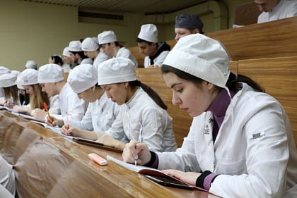 Сразу 13 студентов ВолгГМУ будут получать стипендию города-героя Волгограда  Обучающиеся Волгоградского государственного медицинского университета удостоены стипендии города-героя Волгограда на 2024-2025 учебный год. Соответствующее решение принято Волгоградской городской Думой.  Стипендия присуждается студентам очной формы обучения образовательных организаций высшего образования и профессиональных образовательных организаций Волгограда, проявившим себя в общественной, творческой, спортивной и научно-исследовательской деятельности.  В этом году стипендиатами города-героя Волгограда стали Тамара Баранова, Ирина Горбанева, Александр Долгополов, Анастасия Дулимова, Вера Лачугина, Дмитрий Молоканов, Эльвира Мустафаева, Дарья Пугина, Александр Рыбин, Лидия Соловьева, Влада Файзиева, Данила Чурзин, а также студентка колледжа ВолгГМУ Альбина Шарова.