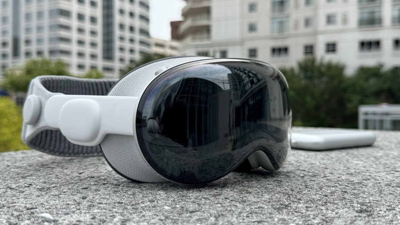Новый Apple Vision Pro с чипом M5 засветился в базе FCC На сайте Федеральной комиссии по связи США FCC появились результаты тестирования нового гарнитурного устройства Apple внешне полностью идентичного Apple Vision Pro Документы указывают на поддержку Thread радио для взаимодействия с умным домом Судя по утечкам обновлённая версия получит новый чип M4 или M5 что обеспечит заметный прирост мощности по сравнению с текущим M2 Ранее в коде Apple уже находили упоминание Vision Pro с M5 а аналитики Bloomberg и Мин Чи Куо сообщали о скором релизе обновлённой модели Apple официально пока не анонсировала новую гарнитуру но появление в базе FCC намекает на скорое представление