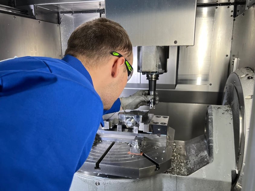 Индекс деловой активности российских обрабатывающих отраслей снижается седьмой месяц подряд По данным отчета S P Global сокращение объемов производства в декабре ускорилось выпуск снижался десятый месяц подряд темпами ставшими самыми быстрыми с марта 2022 года Респонденты связывали это со слабым спросом и снижением числа новых заказов Деловая уверенность компаний в перспективах сектора на ближайшие 12 месяцев несколько ослабла Респонденты сохранявшие оптимистичные ожидания связывали их с надеждами на восстановление конъюнктуры рынка и запланированными инвестициями в новые производственные мощности Подробнее Подпишись на MASHNEWS