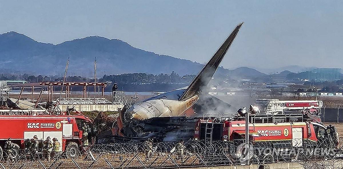Пилоты Boeing-737, разбившегося в прошлом году в Южной Корее, по ошибке выключили исправный двигатель В предварительном отчете Южнокорейского совета по расследованию авиационных и железнодорожных происшествий указано, что причиной авиакатастрофы могла стать ошибка пилота, выключившего не тот двигатель. Из записей голосового «черного ящика» следует, что после столкновения самолета с птицами командир дал команду «выключить двигатель номер два», имея в виду поврежденный правый двигатель. Однако вместо этого была перекрыта подача топлива в левый двигатель, на котором пилот также активировал систему тушения, что окончательно исключило возможность повторного запуска рабочего двигателя. Поскольку правый двигатель уже вышел из строя из-за столкновения с птицей, отключение левого двигателя привело к полной потере тяги, отмечается в отчете. Семьи жертв считают, что выводы расследования «не учитывают ключевые моменты, такие как конкретное состояние поврежденного двигателя и количество птиц, столкнувшихся с самолетом». Boeing 737-800 авиакомпании Jeju Air разбился при посадке в международном аэропорту Муан 29 декабря 2024 года, в результате крушения погибли 179 человек Источник: ВЧК-ОГПУ