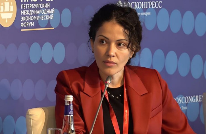 «МТС Медиа» займется развитием микродрам Холдинг «МТС Медиа» объединяет развлекательные бизнесы МТС: Kion, «МТС Музыка», «Строки», МТС Live и компания Scroll studios заключили соглашение о развитии в России формата микродрам. Микродрамы — художественные вертикальные сериалы, ориентированные на молодую аудиторию. Серии длятся 1–2 минуты, а сезон насчитывает от 50 до 80 эпизодов. «Уже полтора года мы наблюдаем, как микродрамы уверенно покоряют молодую аудиторию на крупнейших медиарынках мира — в Китае и США. Формат не требует звездного каста и предполагает захватывающий и динамичный сторителлинг, что оценили любители рилсов в разных странах», — сказала Софья Митрофанова, генеральный директор «МТС Медиа». Сделка между «МТС Медиа» и Scroll studios включает 1,5 тысячи эпизодов, туда войдут как оригинальные микродрамы, произведенные по заказу холдинга, так и лицензированные проекты из Китая и Турции. В первом пакете в рамках проекта — 20 сериалов, в каждом от 60 до 100 эпизодов. Микродрамы планируют размещать на доступных цифровых платформах, включая онлайн-кинотеатр Kion. Основные тематики — дорама любовная мелодрама с восточной эстетикой , комедия короткие ситкомы , Edutainment, а также романтика и лайфстайл. По словам Митрофановой, главная задача на начальном этапе — протестировать формат, определить его востребованность и потенциал для дальнейшего развития на российском рынке. Подписывайтесь
