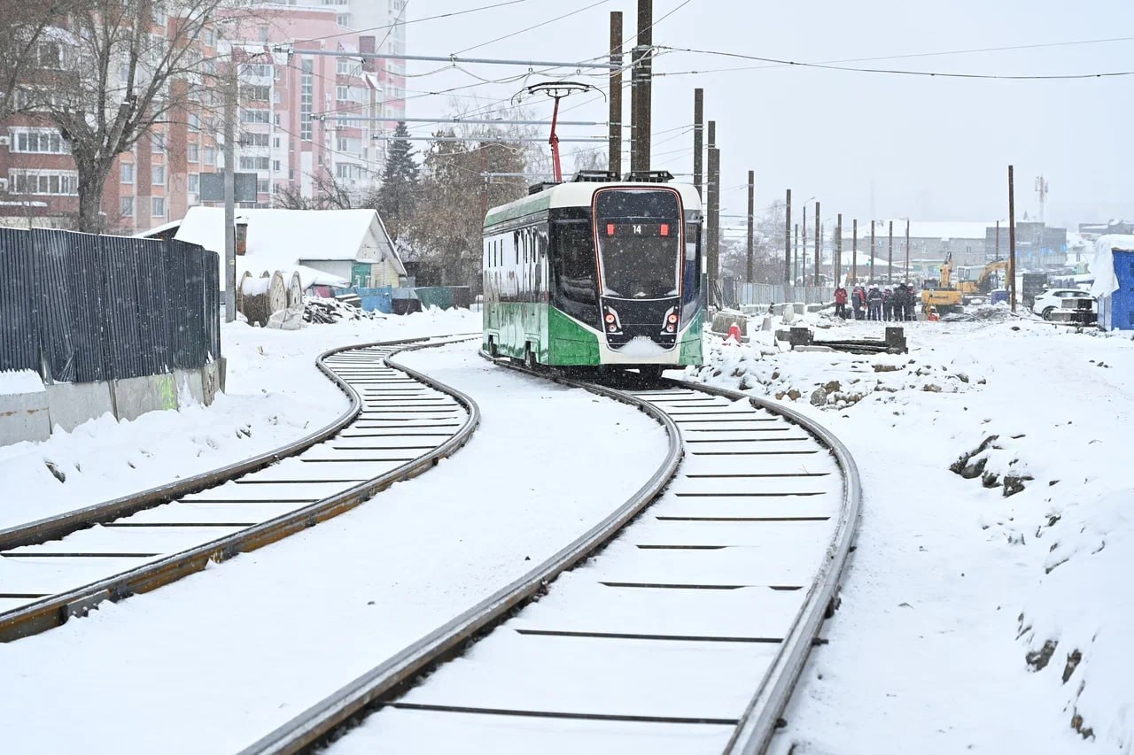 В Челябинске начался основной этап строительства метротрамвая Север Юг Группа компаний Моспроект 3 приступила к устройству второго стартового котлована в Калининском районе Он станет точкой старта для двух тоннелепроходческих комплексов и позволит проложить тоннели от остановки Улица Косарева к станции Торговый центр На площадке предстоит изъять более 9 тысяч кубометров грунта установить стальной каркас массой 83 тонны уложить 456 кубометров бетона и 214 тонн арматуры Для сохранения трамвайного движения переложили рельсы и контактный провод Первая линия метротрамвая протяженностью более 9 км будет включать две подземные станции и три наземные остановки Проект реализуется в рамках инициативы правительства РФ Инфраструктурное меню