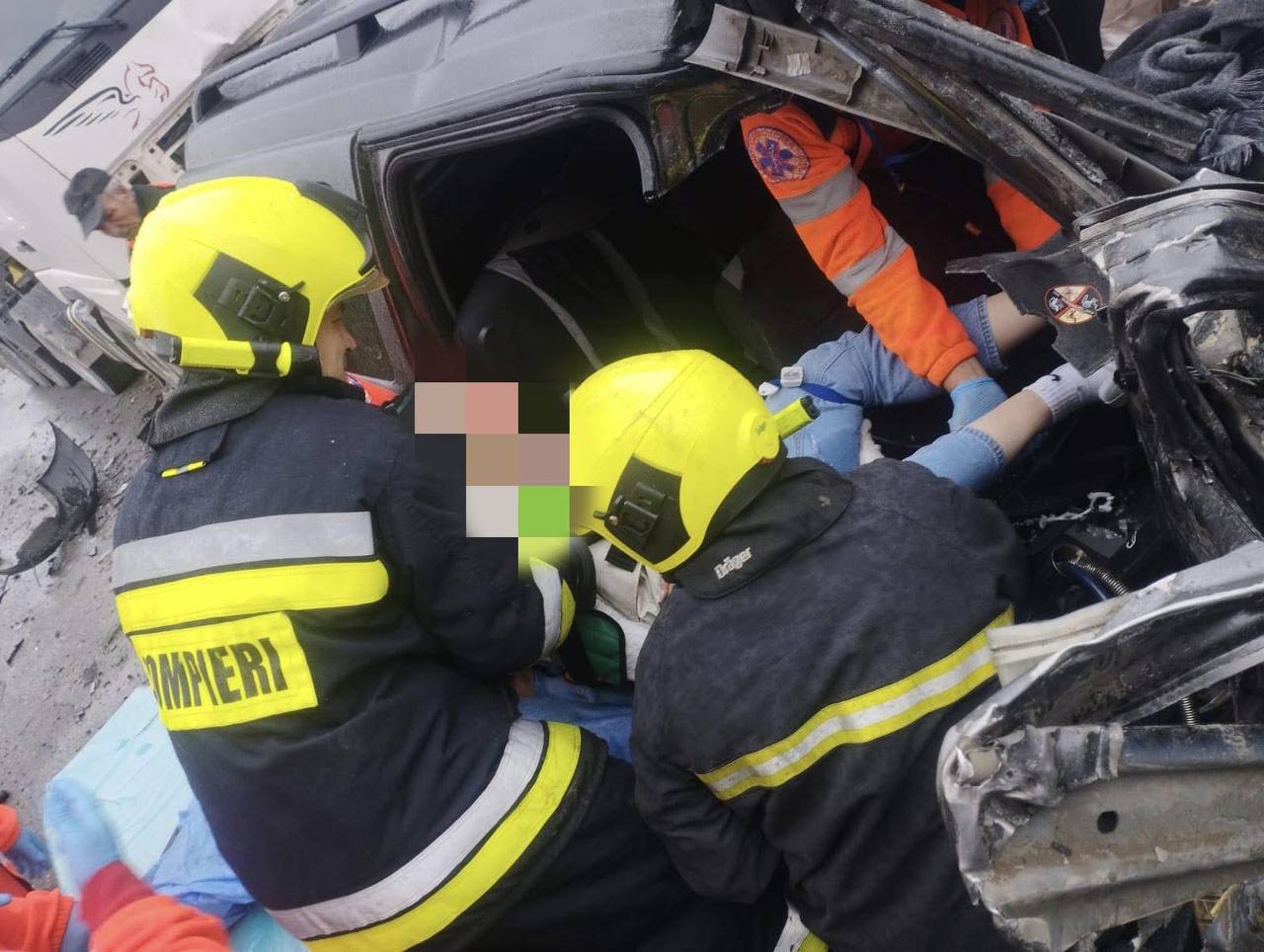 В Единецком районе спасатели извлекли водителя из BMW после ДТП 20 октября в селе Кюрт водитель не справился с управлением и врезался в дерево Спасатели извлекли мужчину из автомобиля после чего он был госпитализирован в сознании Причины аварии выясняются Подпишись на Moldova Liberă