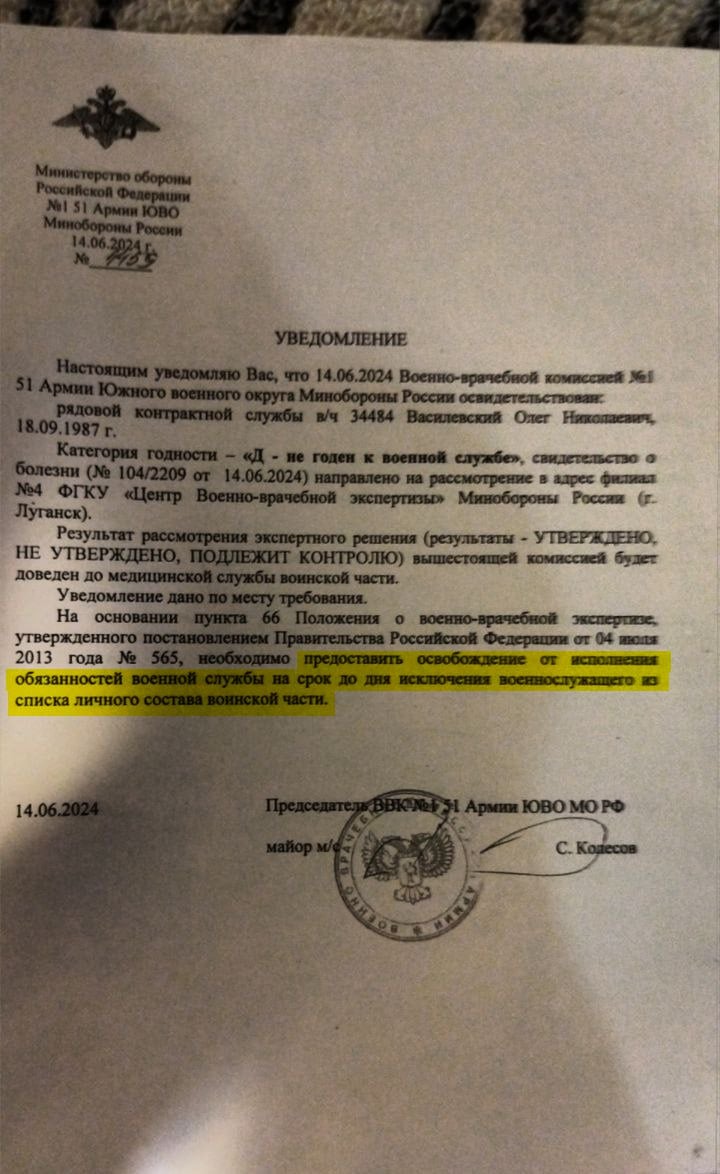 Житель ЛНР с категорией "Д" пять месяцев незаконно удерживается на военной службе.   Олег Василевский ранее был задержан за "СОЧ" и попал в 91 полк  ДНР . Его командиры отказались выполнять приказ Минобороны об освобождении Олега от военной службы. Более того, приказом комбата он был отправлен на передовую, потому что отказался дать взятку 100 тысяч рублей.   Об этом "Мобилизации ДНР Live" рассказал сам потерпевший. Этой публикацией Олег Василевский надеется добиться законного увольнения, потому что никакие другие методы не помогли.   Публикуем его рассказ.