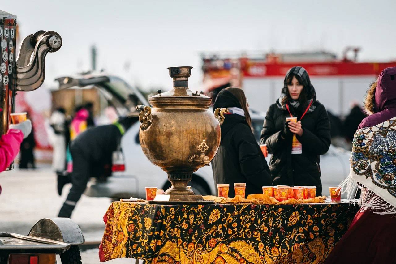 Делай яркие кадры на Масленице выигрывай до 15 000 рублей Сибирская Масленица главная Масленица страны состоится 21 февраля в селе Новотырышкино Это будет юбилейный 20 й фестиваль Вход для всех участников бесплатный Гостей ждут традиционные богатырские забавы скачки рекордный хоровод и много других активностей Телеканал Катунь 24 совместно с организаторами фестиваля объявляет конкурс Правила Приезжай 21 февраля на фестиваль Сибирская Масленица в Новотырышкино Делай яркие селфи фото с семьей или друзьями Лови атмосферу и снимай на видео самые горячие моменты праздника До 25 февраля опубликуй работу у себя на странице во ВКонтакте с хештегами сибирскаямасленица2026 и катунь24 Жюри определит троих победителей в трёх номинациях Лучшее фото Лучшее видео и Лучший текст 27 февраля смотри эфир телеканала Катунь 24 именно там объявят победителей медиаконкурса фестиваля Сибирская Масленица Авторы лучших работ в каждой номинации получат 1 место 15 000 рублей 2 место 10 000 рублей 3 место 5000 рублей Подробности на нашей странице во Вконтакте