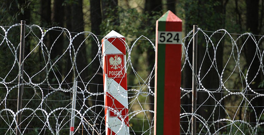 Польша начала строить второе заграждение на границе с Беларусью Власти Польши начали возводить второе заграждение на границе с Беларусью в Подляском воеводстве Об этом сообщают польские СМИ Сообщается что монтаж забора начнется в ближайшие дни завершить работы планируется в январе Заграждение будет представлять собой стену из металлической сетки высотой 4 м у забора будет лежать колючая проволока В 2022 году польские власти на участке в 180 км прикрыли границу металлическим барьером высотой 5 5 м Поверху стена увита колючей проволокой Вдоль всей границы установлены столбы с датчиками движения и всепогодными видеокамерами В 2024 году были проведены работы по его модернизации Поддержать канал бустами Inst TikTok ВК OK FB