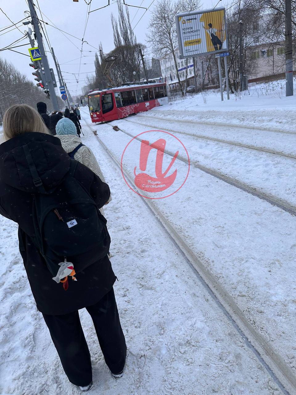 Трамвай сошел с рельсов на Пермской ярмарке Это произошло сегодня в 10 30 сообщили Properm ru в МУП Пермгорэлектротранс Вагон ехал по маршруту 7 Водитель трамвая следуя должностной инструкции незамедлительно сообщил о произошедшем в центральную диспетчерскую службу На место оперативно прибыла аварийная служба Пермгорэлектротранса Сейчас проводится проверка Подписаться на Properm ru