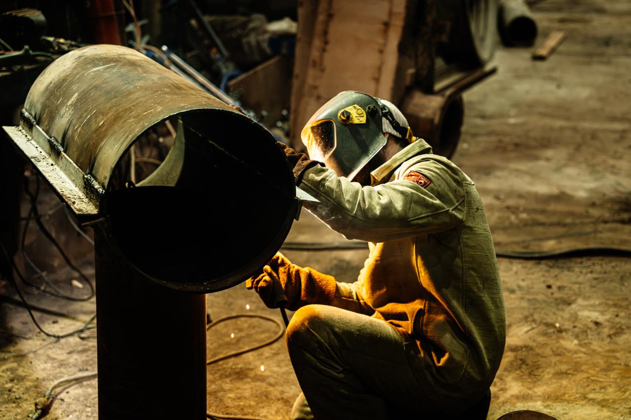 Вакансии для тех кто хочет зарабатывать а не только работать Крупная горнодобывающая компания Мангазея Майнинг опубликовала список актуальных и востребованных профессий в которых забайкальцы смогут получать зарплату выше средней в регионе инженер по ремонту компрессорного оборудования инженер по охране окружающей среды системный администратор слесарь КИПиА водители всех категорий машинист трелевочной машины экскаватора бульдозера электрослесарь по ремонту и обслуживанию оборудования электрогазосварщик слесарь по ремонту электрооборудования автомобилей машинист мельниц насосных установок аппаратчик гидрометаллург водитель Белаза горнорабочий на геологических работах чокеровщик стропальщик Откликнуться на вакансию Также можно отправить резюме на почту hr mangazeya ru HR отдел 7 924 377 00 00 Реклама ООО Мангазея Майнинг mangazeyamining ru