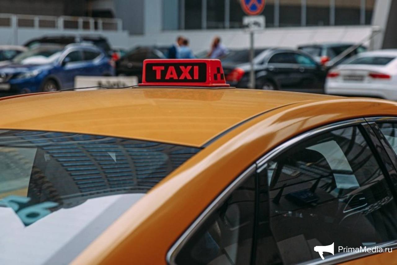 Сутками пашем за бензин водители такси объявили всероссийский бойкот 15 декабря Поводом тихой забастовки стало растущее недовольство доходами по словам водителей в регионах они подчас работают за бензин а в крупных городах значительную часть выручки забирает комиссия агрегатора При этом пассажиры во Владивостоке не видят этих копеечных тарифов а наоборот жалуются на высокие цены и нестабильность сервиса из за частых отмен Подробнее о ситуации в материале ИА PrimaMedia А что вы думаете по поводу забастовки таксистов Нужны ли изменения в правилах работы такси и если да то какие Делитесь своими мыслями и историями в комментариях PrimaMedia в подпишись 18