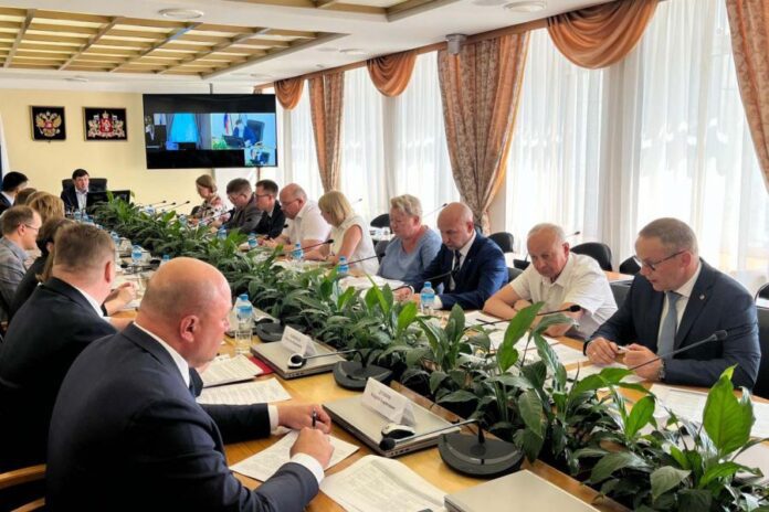 Руководители муниципалитетов Свердловской области разрабатывают программы развития опорных населенных пунктов вместе с профильными министерствами региона На заседании рабочей группы, которую возглавляет первый заместитель губернатора Свердловской области Алексей Шмыков, обсуждались перспективы развития Кушвы, Верхней Салды, Кировграда, Новоуральска и поселка Свободного. Подробнее читайте на сайте «Областной газеты». департамент информационной политики Свердловской области Подписаться на «ОГ» Прислать новость Поддержать канал
