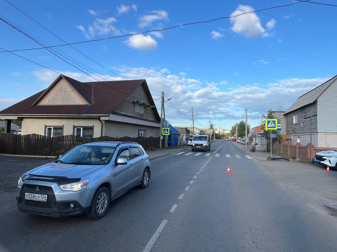 Подросток на купленном родителями в подарок мотоцикле спровоцировал ДТП в Свердловском районе краевого центра По предварительным данным, накануне вечером 17-летний школьник, не имеющий права управления, решил покататься на своем мотоцикле марки «Атаки», который ему подарили родители. Подросток, двигаясь по ул. Цементников, не предоставил преимущество в движении легковому автомобилю «Хонда» и допустил столкновение с ним. Юный мотоциклист был в мотошлеме, но без защитной экипировки. В результате ДТП несовершеннолетний водитель получил травмы и был госпитализирован. Водитель автомобиля с незначительными травмами была доставлена в травмпункт. В отношении родителей несовершеннолетнего сотрудниками Госавтоинспекции возбуждено административное делопроизводство по ч. 3 ст. 12.7 КоАП РФ за передачу управления транспортным средством лицу, не имеющему права управления. Кроме этого, решается вопрос о привлечении родителей к административной ответственности за ненадлежащее исполнение своих обязанностей по воспитанию по ст. 5.35 КоАП РФ. Госавтоинспекция убедительно просит родителей не приобретать транспортные средства, которые могут стать причиной трагедии. ГУ МВД России по Красноярскому краю