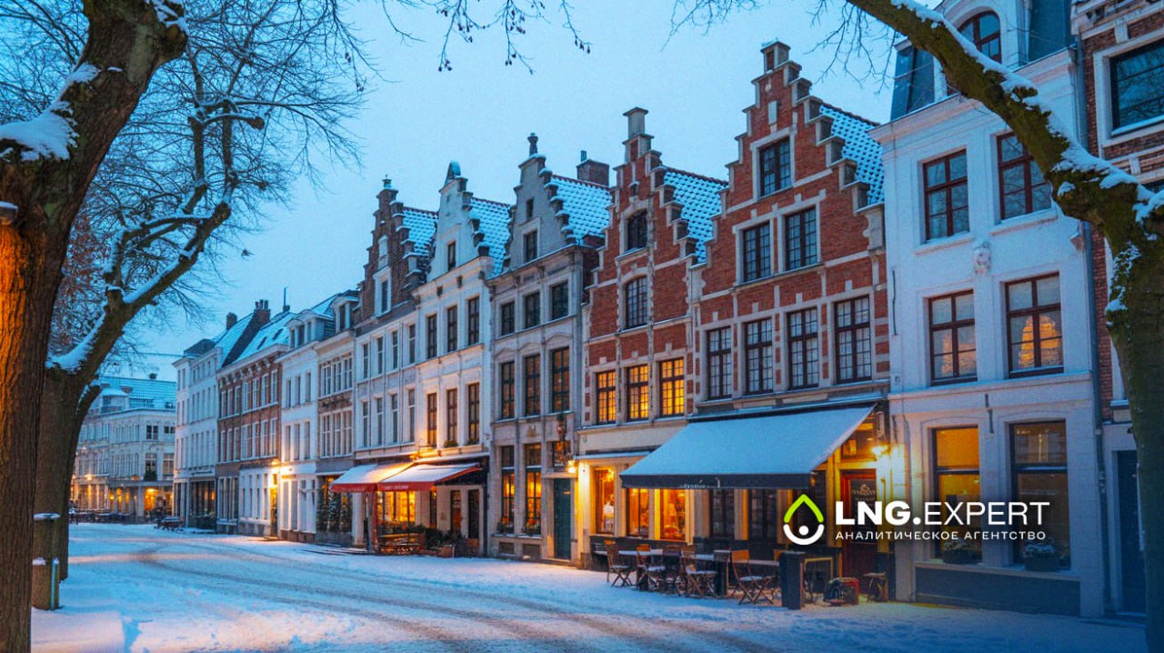 Заполненность европейских ПХГ находится на уровне 53 98 11 01 2026 На севере и востоке Европы сохраняется холод В Финляндии Швеции и на северо востоке Норвегии температура держится на уровне 30 C В восточной части Польши Словакии Румынии Сербии и Болгарии около 10 C Умеренные отрицательные температуры ниже 0 C наблюдаются в восточной Германии в Чехии Австрии на севере Италии и в Венгрии В Западной и Южной Европе относительно тепло В сервисе Meteoalarm опубликованы предупреждения о низких температурах желтого уровня опасности для Швеции Германии Польши Румынии Боснии и Герцеговины оранжевого для Сербии и Черногории о снегопадах желтого уровня опасности для Швеции Норвегии Исландии Великобритании Хорватии Португалии Греции оранжевого для Австрии Венгрии Чехии Польши Сербии Словакии красного для Германии сообщает ИА Neftegaz RU Согласно прогнозам в ближайшие дни ожидается смещение теплых воздушных потоков в восточном направлении Начиная с 15 января 2026 года в ряде европейских стран Германии Чехии Австрии Венгрии и Румынии температура воздуха поднимется до 0 C и выше Параллельно будет наблюдаться смягчение морозов в странах Скандинавии Выработка электроэнергии ветряными электростанциями ВЭС в Европе снизилась при этом сохраняется на уровне выше 20 По данным WindEurope 12 января 2026 года на долю ВЭС приходилось 20 9 общей генерации электроэнергии в европейских странах днем ранее 21 6 На 11 января 2026 года газовые подземные хранилища Европы были заполнены на 53 98 в них находилось 58 18 млрд куб м газа За сутки уровень заполнения ПХГ континента сократился на 0 76 п п днем ранее снизился на 0 66 п п На это указывают данные Gas Infrastructure Europe GIE Все страны Евросоюза кроме Швеции там зафиксирована нулевая динамика осуществляли отбор газа ПХГ Германии заполнены на 46 37 Франции на 47 25 Австрии на 57 1 Италии на 68 12 Согласно установленным срокам сезон отбора газа из подземных хранилищ на территории Европы был начат 12 октября 2025 года На момент старта сезона ПХГ были заполнены на 83 15 в них находилось 89 52 млрд куб м газа В настоящее время в европейских ПХГ отобрано 31 33 млрд куб м газа Текущий темп отбора составляет 336 млн куб м сутки Вечером 13 января газовые котировки в Европе находятся на отметке около 377 за 1 000 куб м Больше новостей и информации на нашем сайте LNGexpert АналитическоеАгентство Европа Газ СПГ ЗапасыГаза ПХГ ОтборГаза ЦеныНаГаз