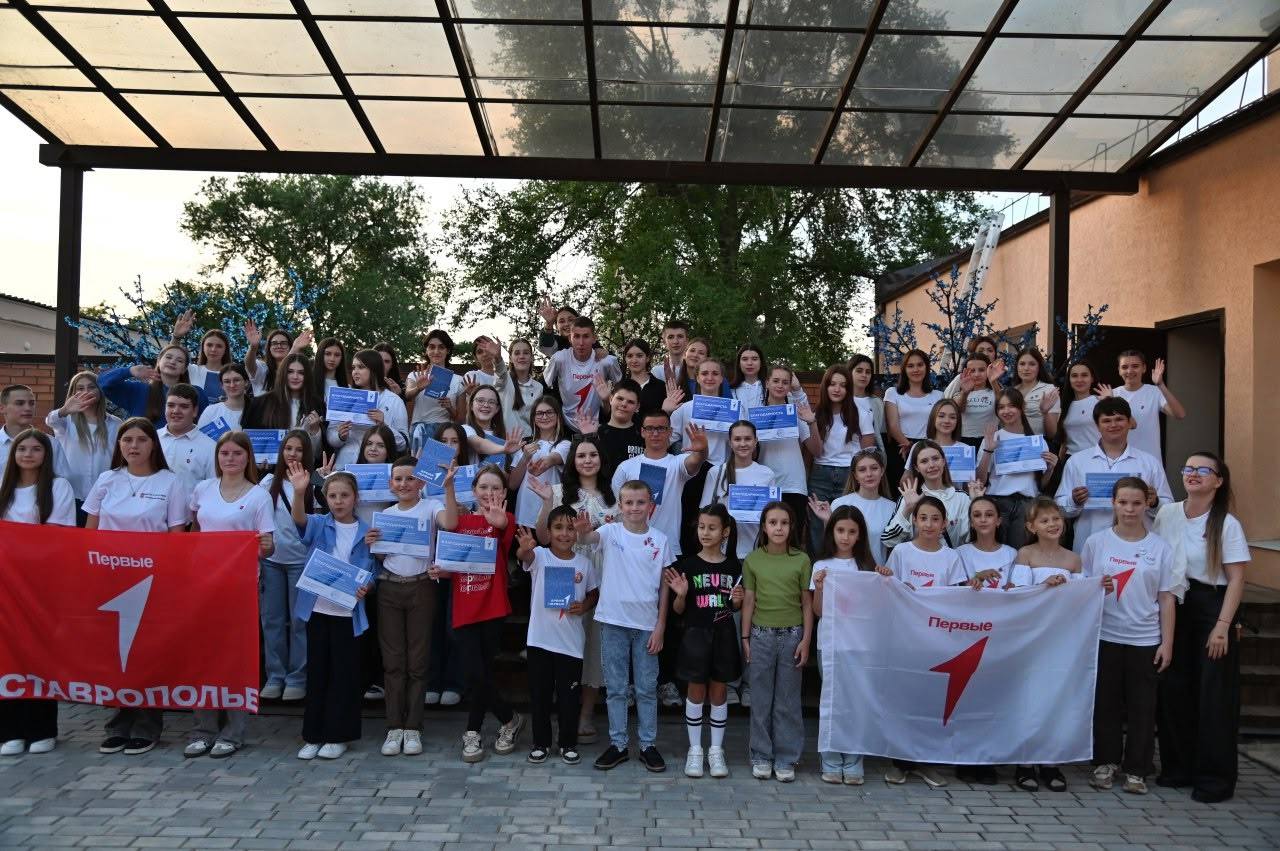 В Социально-культурном центре села Дивного чествовали активистов «Движения первых»  Юные представители первичных отделений  Общероссийского общественно-государственного движения детей и молодёжи "Движение Первых", принимавшие деятельное участие в делах и событиях, конкурсах и акциях, оказывавшие помощь в подготовке и проведении школьных мероприятий были награждены благодарственными письмами.