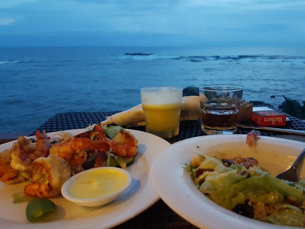 Eşek gözlü Облстат поиздевался объявив среднюю зарплату в Архангельской области По данным Архангельскстата средняя начисленная заработная плата одного работника в Архангельской области без учёта НАО в октябре 2025 года достигла 90 475 рублей Государственные статисты полагают что по сравнению с октябрём прошлого года номинальный рост составил 12 6 а с учётом инфляции реальные доходы выросли на 5 8 90 тысяч средняя з п Над нами издеваются Возьмём ставший классическим пример Севгидромет Зарплата заместителя руководителя свыше 440 тысяч рублей Зарплата рядового сотрудника по данным сайта Много работы чуть более 25 тысяч Средняя 170 тысяч Вопрос нафига такая статистика