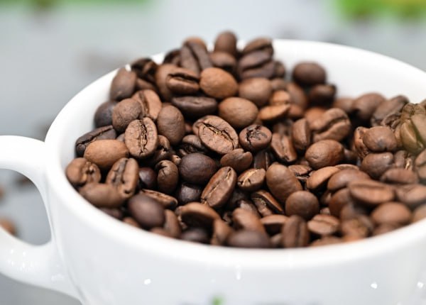 Дональд Трамп может отменить пошлины на поставки бразильского кофе сообщает CNN Brasil Отказ от тарифа или его пересмотр станет одной из главных тем для обсуждения на встрече главы МИДа Бразилии Мауро Виэйры и госсекретаря США Марко Рубио Переговоры пройдут в Вашингтоне в четверг По словам неназванных американских и бразильских дипломатов тему отмены тарифа с большой вероятностью поднимет сам глава Госдепартамента Ранее Трамп уже потребовал скорейшего принятия мер по снижению цен на кофе в Соединённых Штатах Подписаться на Говорит Москва Telegram VK MAX