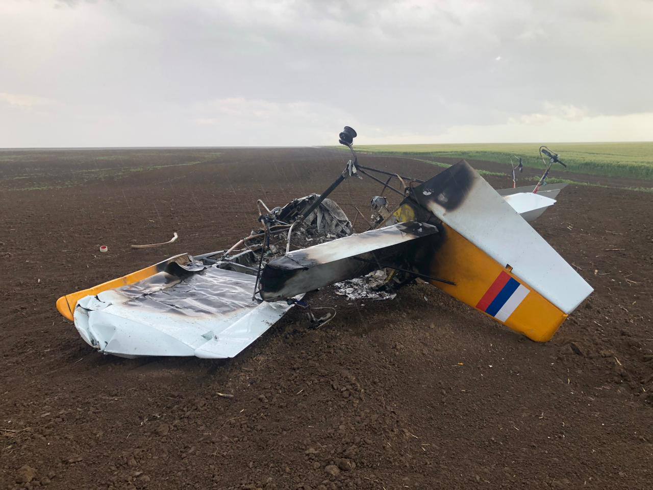 Самолет Ан-2 совершил жесткую посадку в Саратовской области Он упал на поле и загорелся после касания с линией электропередачи и загорелся вблизи села Новорепное Ершовского района. Пилот госпитализирован. Следователи регионального СО СК на транспорте устанавливают причину произошедшего. Буст