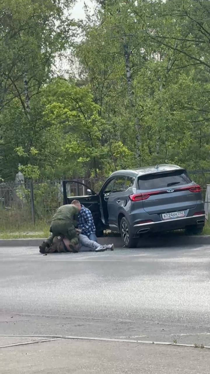 Стали известны подробности утреннего задержания в Дзержинске. Сотрудники военной полиции установили местонахождение дезертира находившегося в розыске за самовольное оставление зоны СВО. При попытке задержания, мужчина попытался скрыться на автомобиле задев пешехода на улице Строителей у дома №12. На проспекте Ленинского Комсомола он был задержан и доставлен в военную прокуратуру, а автомобиль эвакуирован на штрафстоянку. Подписаться Прислать новость