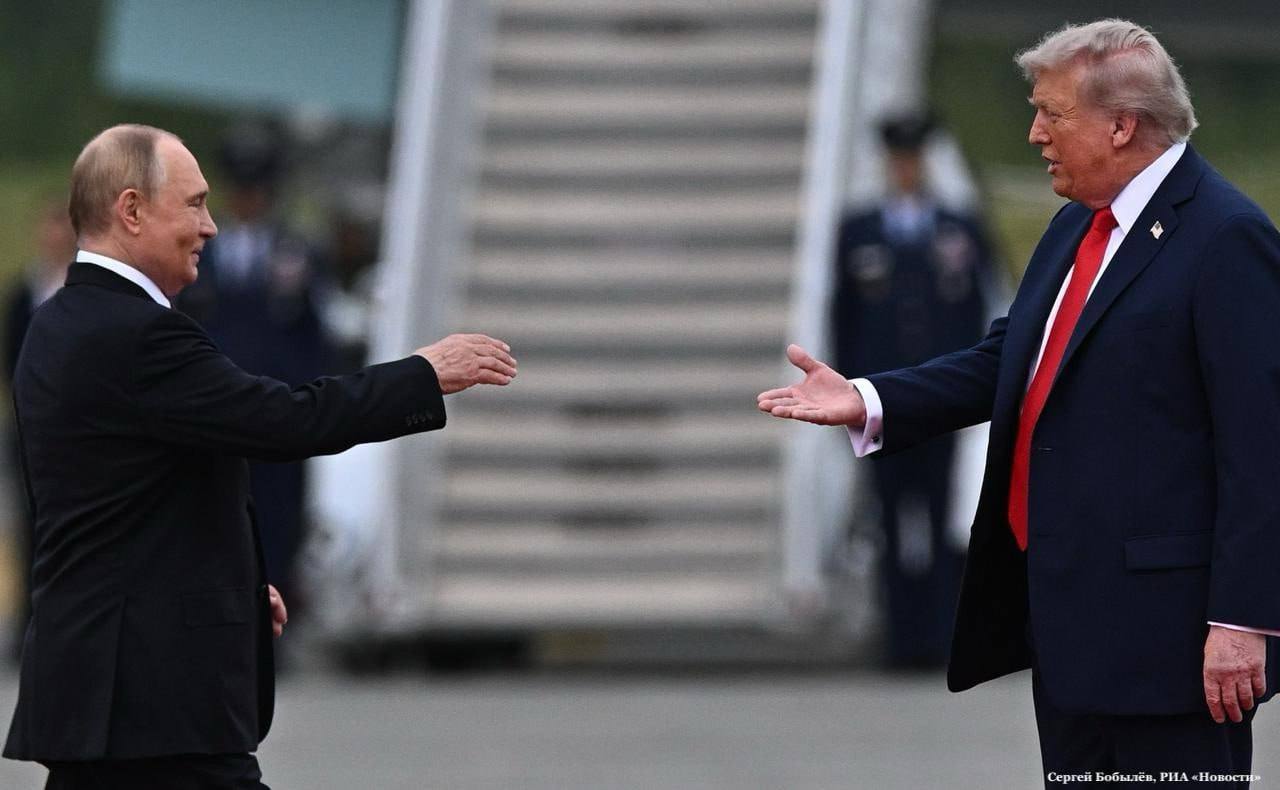 Россия заинтересована в возобновлении экономического сотрудничества с США заявил РБК пресс секретарь президента страны Дмитрий Песков По словам Пескова оно может быть действительно взаимовыгодным Ранее американское издание The Economist утверждало что американские юристы активно изучают сценарии снятия санкций с России а большая часть подготовительной работы проделана Также представители США как пишет журнал обсуждают с Россией создание дата центра на атомной энергии и туннеля под Беринговым проливом МИД России Подписаться на ДП в Telegram MAX