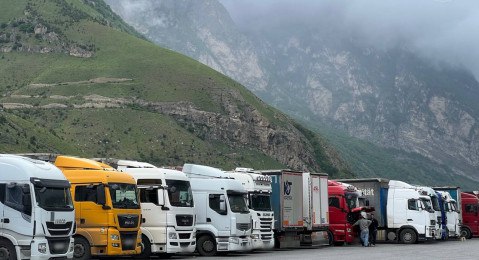 В ближайшее время на пункте пропуска Верхний Ларс будет введено в эксплуатацию новое весогабаритное оборудование Оно позволит автоматически считывать государственные номера и взвешивать транспортные средства прямо в движении, без необходимости их остановки, сообщает Северо-Кавказское таможенное управление Такое решение было принято на заседании Межведомственной комиссии по приемке пункта пропуска и направлено на повышение безопасности и эффективности движения через границу. Всем перевозчикам необходимо строго соблюдать установленные весовые и габаритные нормы приложения № 1–3 к постановлению Правительства РФ № 2200 . Нарушения этих норм могут привести к административной ответственности, задержке транспортных средств и иным последствиям.