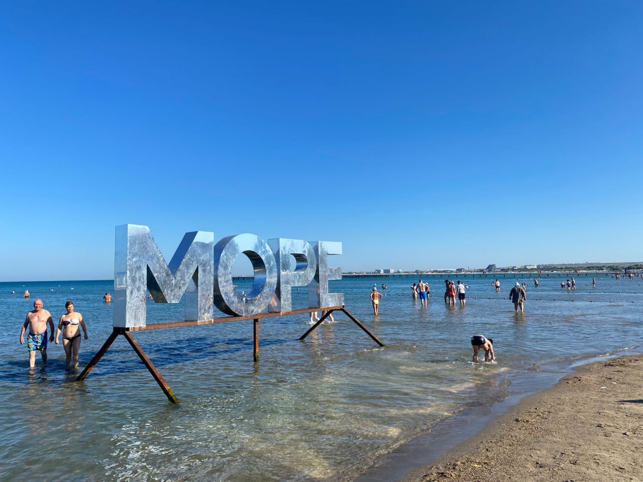 Глава Роспотребнадзора края заявила о несоответствии пляжей и моря в Анапе нормам Об это Марина Потёмкина сообщила сегодня на совещании представителями предприятий санаторно-курортной сферы, которое провёл губернатор Кубани Вениамин Кондратьев. По её словам, специалисты Роспотребнадзора регулярно анализируют состояние 141 пляжа Анапы. – Результаты исследований показывают, что песок и морская вода не соответствуют санитарным нормам. Оснований для открытия пляжей пока нет, и улучшения динамики не наблюдается. Гарантировать, что в августе или сентябре пляжи смогут открыться, сейчас невозможно, – приводит слова Потемкиной пресс-служба администрации Краснодарского края. Как отметил Вениамин Кондратьев, сейчас в Анапе отдыхают менее 24 тыс человек, когда в прошлом году в это время было около 100 тыс туристов. 68 отелей работают по системе «все включено», а всего на курорте действует 950 отелей и гостиниц из почти 1,6 тысячи имеющихся. Средняя заполняемость – около 30 процентов.
