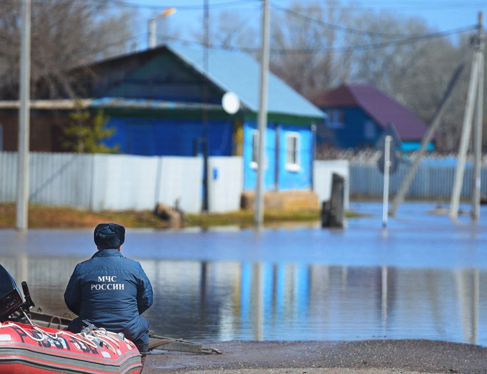 Паводок в Оренбуржье ожидается выше средних многолетних значений   Начальник оренбургского Гидрометцентра Василий Мещерин в эфире ОРТ рассказал, что в этом году паводок прогнозируется не таким мощным, как прошлогодний, но неблагоприятные значения уровни рек достигнут.   Скорее всего, в областном центре вода не зайдёт в жилые дома, однако насчёт СНТ пока сложно сказать. В Орске гидрологи прогнозируют цифры в 5,5-6,5 метра уровня.   Кроме того, средние многолетние значения паводка будут превышены и на других реках региона. Сакмара у Татарской Каргалы может подняться до 6,5-7,5 метра  неблагоприятным значением на гидропосте считается подъём до 8,6 метра .   Река Самара может подняться близко к опасным отметкам. По прогнозам в Новосергиевке уровень может составить 530-610 сантиметров, при этом опасным считается уровень в 650 сантиметров. В Бузулуке ожидается повышение уровня реки до 520-720 сантиметров при норме 599 сантиметров  600 сантиметров — неблагоприятные значения .   Более точный прогноз Гидрометцентр даст в конце марта.