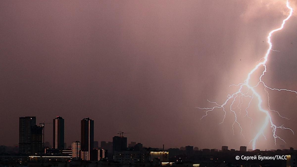 Оранжевый уровень погодной опасности объявили в Москве до 21:00 из-за грозы с ливнем. / Москва