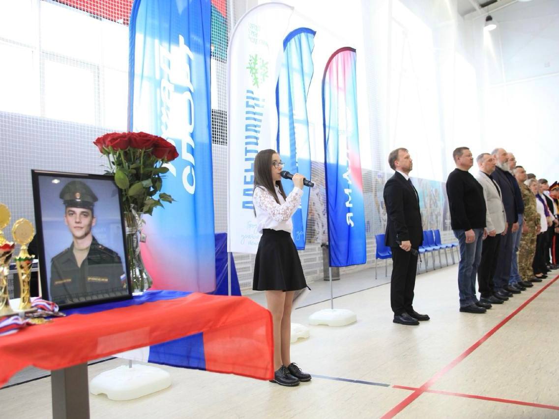 В Лабытнанги состоялся турнир по волейболу памяти выпускника спортшколы «Юность», погибшего на специальной военной операции Соревнования состоялись в спортивно-оздоровительном комплексе «Полярный» и были посвящены кавалеру ордена Мужества Андрею Иванову. В турнире приняли участие 6 команд, игроки которых хранят живые воспоминания об Андрее, помнят его спортивные достижения и человеческие качества. Почетными гостями турнира стали родные Андрея Иванова, заместитель главы Администрации города Лабытнанги Андрей Ракитянский, начальник Управления физической культуры, спорта, молодежной политики и туризма Администрации города Лабытнанги Станислав Денисюк, тренер героя Анатолий Шатобин, а также ветеран СВО Нуржан Жапаров. первое место заняла команда «Север», символично, что Андрей Иванов входил в число игроков этой команды вторыми стали волейболисты из команды «Панарама» третье место заняли игроки команды «Харпские тигры» Андрей Иванов родился и вырос в Лабытнанги, после окончания школы и Ямальского многопрофильного колледжа по специальности «медицинский брат», поступил на службу в ряды Вооруженных сил России. Командовал отделением эвакуации раненых, погиб при выполнении боевых задач. #ЯмалСпорт #Волейбол #Победа80 #ГодГероев89 Ямал Спорт
