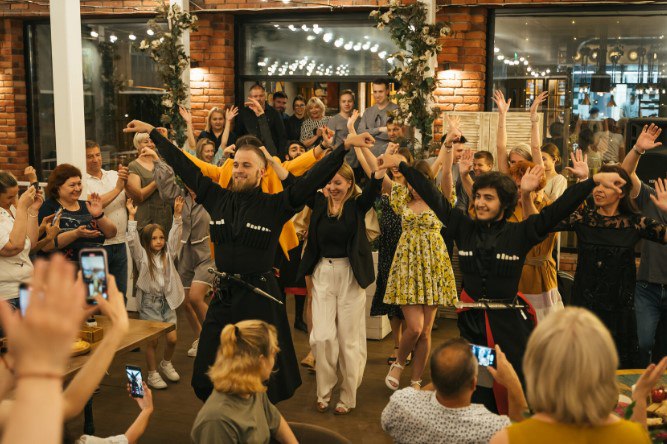 Два самарских ресторана попали в список лучших в стране В финал престижной премии Russian Hospitality Awards Рестораны попали самарские Ваще Огонь борется за звание лучшего мясного ресторана и Дом Нино борется за звание лучшего ресторана кавказской кухни Самарские заведения вошли в число 90 финалистов из 28 городов участников Всего же в этом году на звание лучших претендовали 518 ресторанов из 56 городов России Самарские гурманы согласны с такими результатами