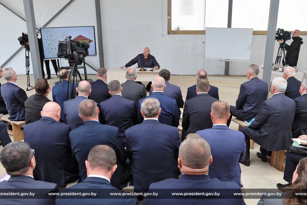 «Разочарования нет» — Кушнаренко о должности губернатора и главных проблемах региона Сегодня на семинаре с участием Александра Лукашенко в агрокомбинате «Дзержинский» обсуждали ситуацию в сельском хозяйстве, в частности — падеж скота и меры реагирования. Председатель Миноблисполкома Алексей Кушнаренко обозначил главную проблему региона: отсутствие дисциплины — технологической, организационной и исполнительской. Он подчеркнул, что разочарования от работы губернатором нет, а ключевым для него является доверие и поддержка Президента. Также обсуждались меры контроля: закрепление конкретных хозяйств за председателями райисполкомов, оцифровка показателей ответственности, включая привесы, удои и зарплаты. Особое внимание — Крупскому, Мядельскому и Пуховичскому районам, где ситуация вызывает обеспокоенность. #Кушнаренко Подпишись — Минская правда MLYN.by
