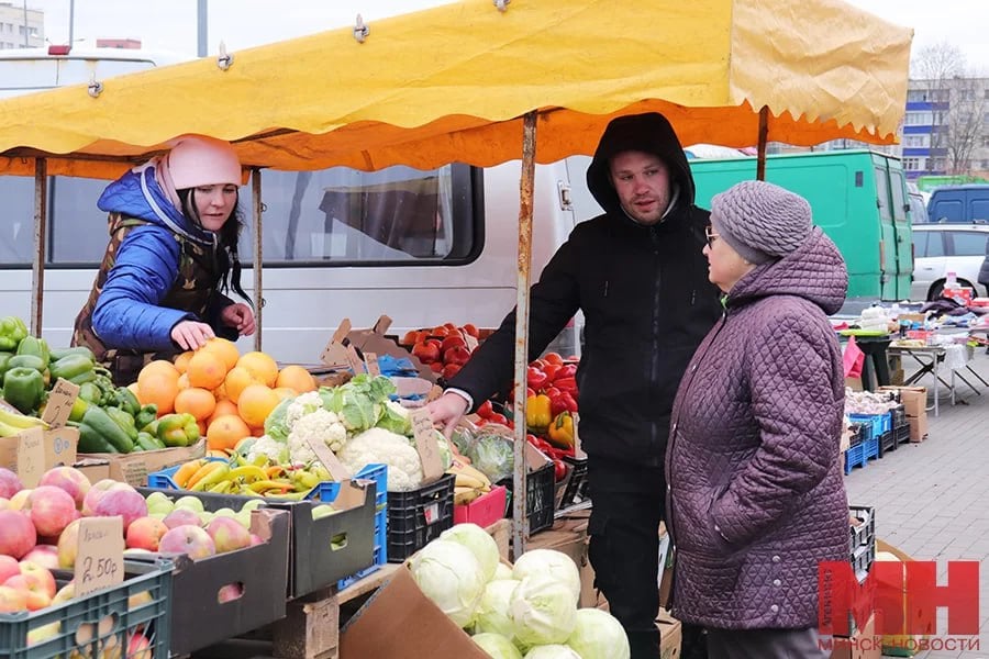 Осенние сельскохозяйственные ярмарки выходного дня проходят в столице.   Торговые ряды развернутся на парковке у большой арены государственного культурно-спортивного учреждения «Чижовка-Арена» и в каждом административно-территориальном районе столицы. На них в широком ассортименте представлены сельскохозяйственные товары: мясная, молочная, плодоовощная, рыбная продукция, бакалейные товары, кондитерские изделия, соленья, мед и многое другое.  Адреса ярмарок смотрите здесь    «Минск-Новости» MINSKNEWS.BY Telegram Viber FB  VK Inst TikTok  YouTube