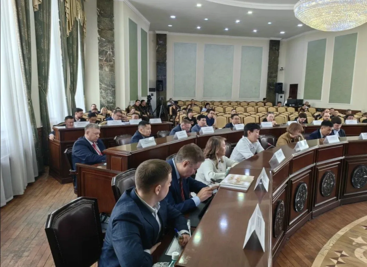 ЗА ОДНО СРУБЛЕННОЕ ДЕРЕВО 50 НОВЫХ На очередной 25 й сессии Якутской городской Думы внесены изменения в Правила благоустройства Якутска Вел сессию председатель Гордумы Альберт Семенов Депутаты около 45 минут обсуждали вопрос по изменениям в Правила благоустройства Согласно изменениям за одно срубленное дерево надо будет посадить пять а если это срублено загублено с нарушением то 50 Такая арифметика существует в других городах России в частности в Благовещенске Депутаты отметили то что зеленых насаждений в Якутске очень мало лишь некоторые улицы в центре отличаются этим К сожалению только 10 15 деревьев и кустарников приживаются В окружной администрации работает целый отдел по озеленению при Департаменте по работе с территориями и дело сдвигается с мертвой точки Подыскивается земельный участок для отдельного лесопитомника будет оборудована площадка для производства компоста Руководитель профильного Департамента Александр Скрябин отметил что новые положения в Правилах благоустройства сделают нарушения экономически нецелесообразными Также он отметил что усиливается контроль за посадками А при высадке неединичных деревьев нужно будет подготовить проектную документацию что позволит повысить качество посадок Депутат Александр Северьянов заметил что необходимо составить паспорт зеленых насаждений города На что представители окружной администрации ответили что такая работа начинается Депутаты Саргылана Васильева Айаан Васильев отметили что озеленение в Якутске идет постоянно но результаты к сожалению не удовлетворяют горожан Поэтому изменения в Правила благоустройства своевременны и нужны Заместитель председателя постоянной комиссии по городскому хозяйству и экологии Владислав Парфенов в ходе пресс похода сообщил что после принятия изменений в Правила благоустройства Якутска все нюансы работы в этом направлении будут отражены в постановлении и положении которые разработает окружная администрация Также он пояснил что новые правила касаются только муниципальной территории и не относятся к частным земельным участкам Там как и ранее прежде чем срубить дерево надо получить разрешение Читайте нас в МАКС и будет счастье   max ru id143509597288 biz