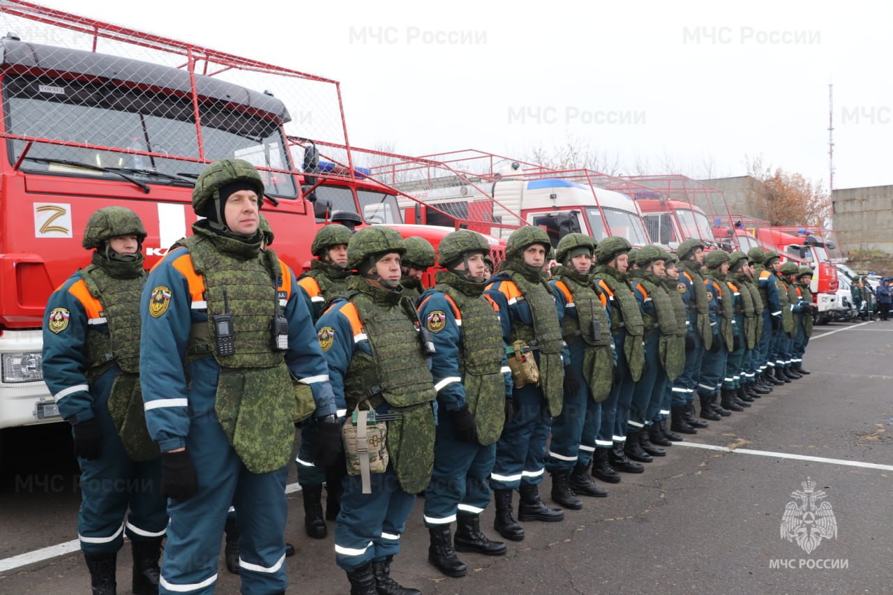 Более 2000 человек и около 180 единиц техники обеспечивают безопасность курян в праздники  Спасатели МЧС России дежурят на всех площадках, где проводятся новогодние и рождественские мероприятия.   Напомним: до 25 января 2025 года в регионе запрещено использование пиротехники  можно - хлопушки, бенгальские огни и свечи, фонтаны холодного огня .   Телефон службы спасения - 112.  Сейм   Курская область