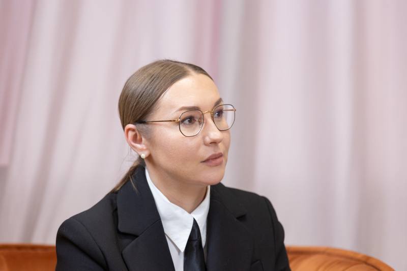 Медиа и блогеры должны объединиться для защиты детей в интернете. Генеральный директор медиахолдинга «ФедералПресс» Надежда Плотникова на круглом столе в Госдуме призвала медиасообщество и блогеров объединить усилия для информирования родителей и учителей об опасностях, подстерегающих подростков в сети. «Самый быстрый шаг – это достижение критической массы информации о тех рисках, которые грозят нашим детям в Интернете. Если объединить блогерское и медиасообщества, то мы могли бы насытить информповестку так, чтобы до каждого учителя и родителя дошло осознание этих рисков. Главное – донести правильно», – сказала Плотникова. По ее мнению, ключевая роль в просвещении детей по вопросам интернет-безопасности принадлежит семье. Хотя эту функцию можно было бы возложить на учителей, их текущая нагрузка слишком высока. Подробнее читайте — в нашем материале.